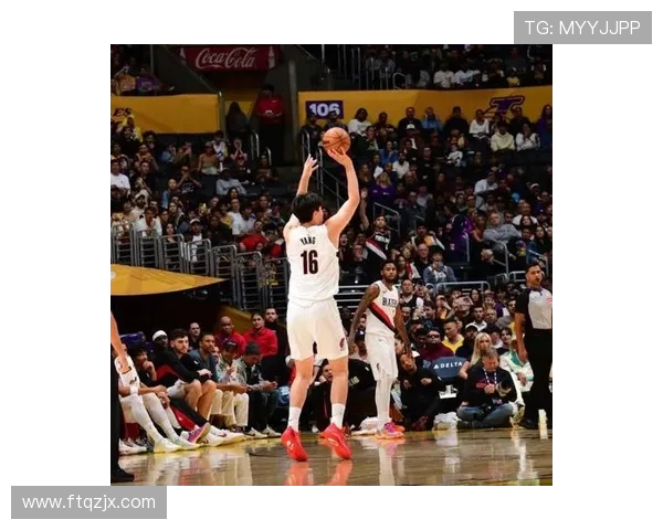 聚焦篮球运动员成长之路与赛场风云故事揭秘全景呈现热血瞬间精彩 聚焦篮球运动员成长之路与赛场风云故事揭秘全景呈现热血瞬间精彩